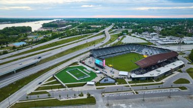 Lynn Ailesi Stadyumu 'nun uzak nehir yollarının kesiştiği yer.