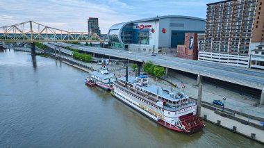 Gökyüzü görüntüsü mavi ve pembe bulutlar ve mavi Ohio nehri köprünün altından Louisville yakınlarında Indiana tarafında