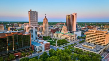 Şehir merkezindeki havacılık manzarası görüntüsü Fort Wayne Adliyesi, Indiana Michigan Elektrik, 1. Kaynak Bankası