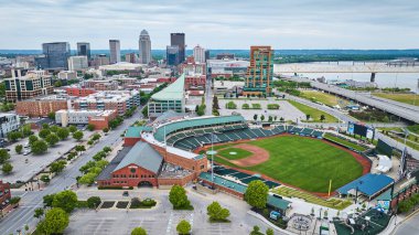 Louisville Vurucu Alanı yakınlarındaki nehir üzerinde beyaz altın köprüsü olan şehir merkezindeki gökdelen görüntüsü