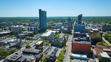 Fort Wayne Indiana şehir merkezindeki çan kulesiyle gökdelenlerin görüntüsü.