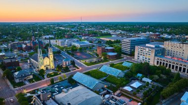 Kiliselerin, kiliselerin, botanik konservatuvarların, Fort Wayne hava binalarının resmi.