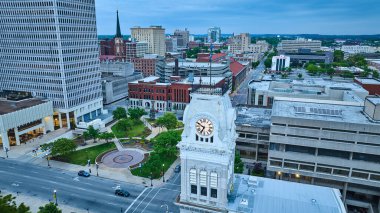 Şehir merkezindeki nehir manzarası oteller ve gökdelen binaları Ohio Nehri Louisville nehir tekneleri