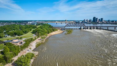 Ohio Nehri üzerindeki Louisville Kentucky barajı üzerinde kahverengi kemerli...