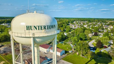 Huntertown hava kulesinin arkasındaki mavi gökyüzünün görüntüsü