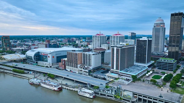 Şehir merkezindeki Louisville Kentucky Amerikan gökdelenlerinin yanındaki nehir teknelerinin görüntüsü