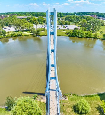 Hava Ron Venderly Aile Köprüsü 'nün St. Joseph Nehri üzerindeki görüntüsü PFW Üniversitesi kampüsünün parlak gününe götürüyor.