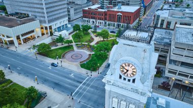 Güneş batarken yeşil bahçeli Clocktower 'ın görüntüsü.