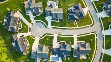 Aşağı bakan manzaralı, havuzlu ve peyzajlı çok sayıda evi olan büyük zengin evler.