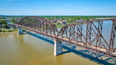 Kahverengi ya da paslı nehir suyunun üzerindeki kırmızı köprünün görüntüsü Ohio Nehri Louisville Kentucky
