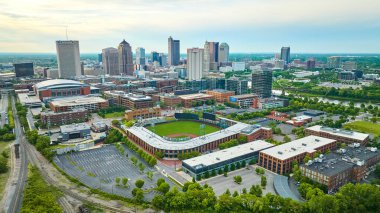 Kolomb Ohio gökdelenleri gökdelenli Huntington Park beyzbol stadyumunun görüntüsü