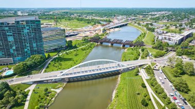Scioto Nehri 'nin görüntüsü Columbus Ohio yakınlarında birden fazla köprüye sahip.