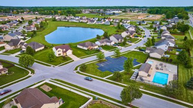 Mahallenin havuzu ve otoparkı olan büyük mavi gölet görüntüsü.