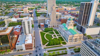 Fort Wayne 'deki Allen Adliyesi' nin odak noktası olan havacılık görüntüsü