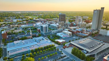 Fort Wayne 'in şehir merkezindeki şehir merkezi üzerinde Orange Işıltılı yaz gündoğumu görüntüsü