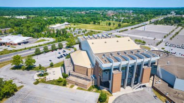 Havacılık çatısı görüntüsü ve Allen County Savaş Anıtı Kolezyumu ve uzak PFW kampüsü ve otel manzarası.