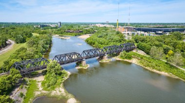 Scioto Nehri üzerindeki orman havası olan tren köprüsünün görüntüsü