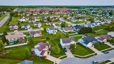 Banliyö evleri, iki katlı ve tek katlı havuz manzaralı evler.