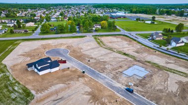 Havacılık konutları inşaatı, yeni mahalle beton kaplaması. Bir ev uzaklığı tamamlandı.