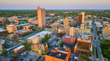 Şehir merkezindeki Fort Wayne Adliyesi, 1. Kaynak Bankası, Freimann Meydanı, In Michigan Power, PNC gökdeleni