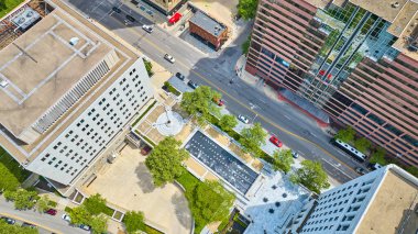 Columbus Ohio 'nun şehir merkezindeki su çeşmesinin görüntüsü. Kelimeler taştan aşağı doğru binalarla çevrili.