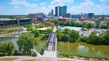 Şehir merkezindeki Fort Wayne Wells Köprüsü 'nün Promenade Park' a giden yürüyüş yolu görüntüsü.