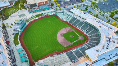 Yeşil yaz beysbol elması Parkview Stadyumu Tin Caps Fort Wayne 'in görüntüsü