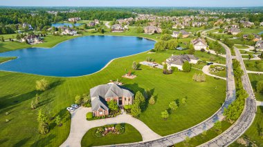 Pahalı mahalle arazisinden geçen Tekno Yolu görüntüsü Göl kenarındaki taze kesilmiş çimen evleri