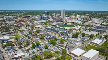 Fort Wayne evlerinin, işyerlerinin, Parkview Field 'ın, apartmanların ve gökdelenlerin resmi