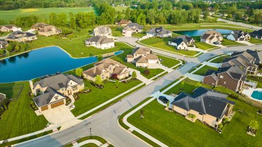 Zengin mahallede havuzlu ve havuzlu milyonlarca dolarlık büyük malikanelerin görüntüsü.