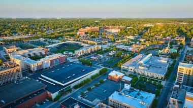 Şehir merkezindeki kiliselerin üzerinde beyzbol elması Fort Wayne hava sahası ile yaz gündoğumu görüntüsü