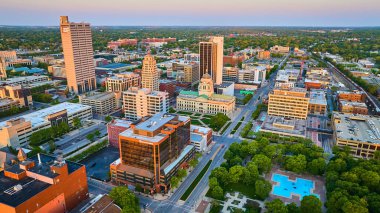 Şehir merkezindeki Fort Wayne Adliyesi, banka, Freimann Meydanı, Michigan Elektrik, PNC gökdelen binası