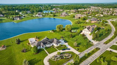 Zengin mahalle arazisinden geçen Dokulu Tekno Yolu 'nun görüntüsü Gölet havuzu yakınlarındaki taze kesilmiş çimen evleri