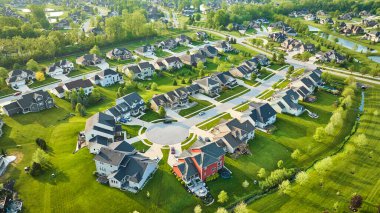 Zengin mahallelerdeki Mini malikanelerinin görüntüsü. Yazın verimli peyzajları var.