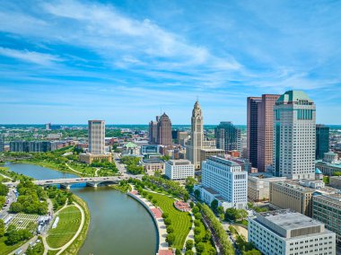 Ohio Havacılık Kolomb görüntüsü nehir yeşili ve şehir merkezindeki binaların yanında geziniyor.