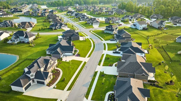 Mini malikaneleri olan büyük, pahalı bir mahalle anteninin görüntüsü, göletli, milyon dolarlık evler.