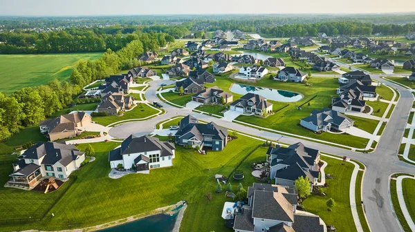 Arial 'in mahallesinin görüntüsü. Testisleri küçük malikanesi. Milyon dolarlık evler.