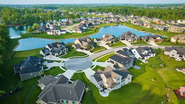 Image Large Pond Rich Neighborhood Cul Sac Million Dollars Homes — стоковое фото