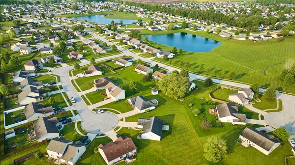 Image Middleclass Neighborhood Large Ponds Aerial Lush Green Summer Trees — Stock Photo, Image