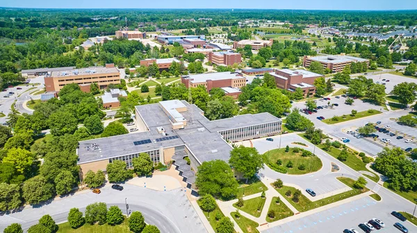 青空の明るい夏の日にすべての主要な建物が付いているPfwキャンパスの空撮 — ストック写真