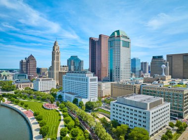 Columbus Ohio şehir merkezindeki gökyüzü mavi ve yeşil gezintili havanın görüntüsü