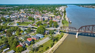 Şehir evleri ve karayolu ile Ohio Nehri üzerindeki uzun demir kemer köprüsü görüntüsü