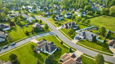 Havacılık banliyö mahallesinin görüntüsü taze kesilmiş yeşil çimenler orta sınıf konut eklentileri