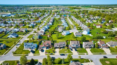Şehir sınırları içinde çeşitli ev boyutlarına sahip sınırsız mahallelerin görüntüsü