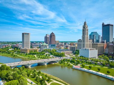 Kolomb Ohio şehir merkezine giden köprünün görüntüsü bulutlu mavi gökyüzü havasının altında