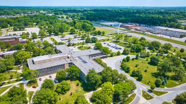 Ivy Tech üniversite kampüsü ve Parker-Cole Crossing yürüyen köprüsü ile Hava Piyade Sınıfı Kettler Salonunun görüntüsü