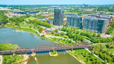Columbus Ohio şehir merkezi yakınlarındaki nehir üzerindeki hava tren köprüsü görüntüsü