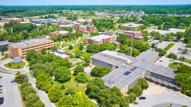 Hava Piyade Sınıfı Kettler Salonu 'ndan Rhinehart Müzik Merkezi Kampüsü' ne parlak yaz gününde.