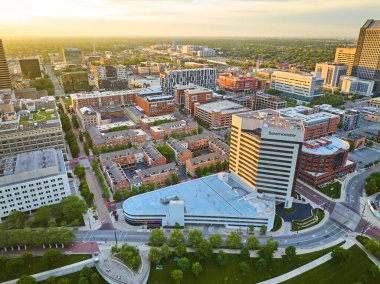 Hava Kolomb Ohio şehrinin görüntüleri. Dairelerin üzerinde güneş doğuyor.