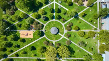 McCulloch Park 'ın görüntüsü Fort Wayne kaldırım yolları yaz havası yeşil manzarası